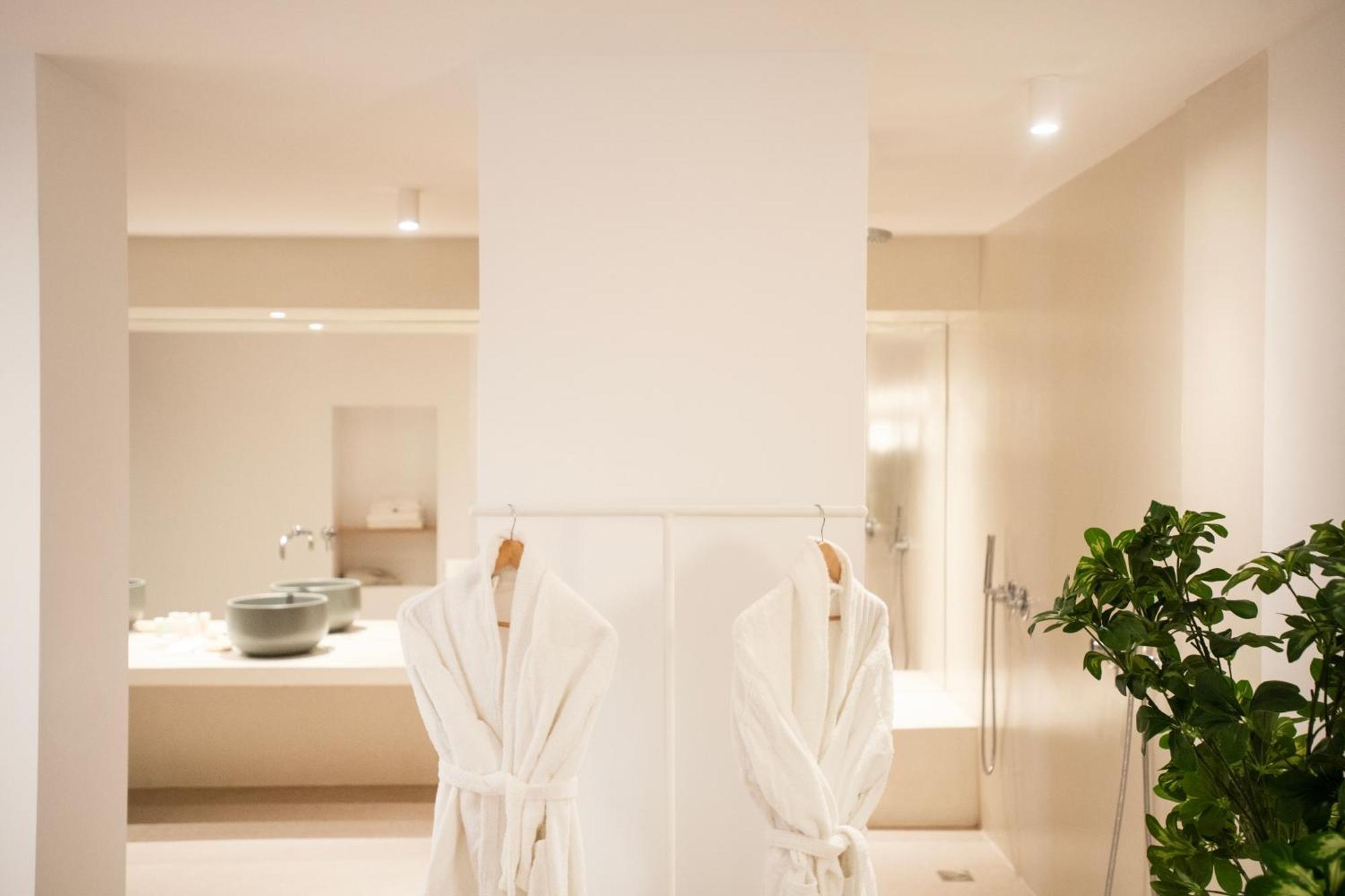 Lilium Grand Suite with Outdoor Hot Tub